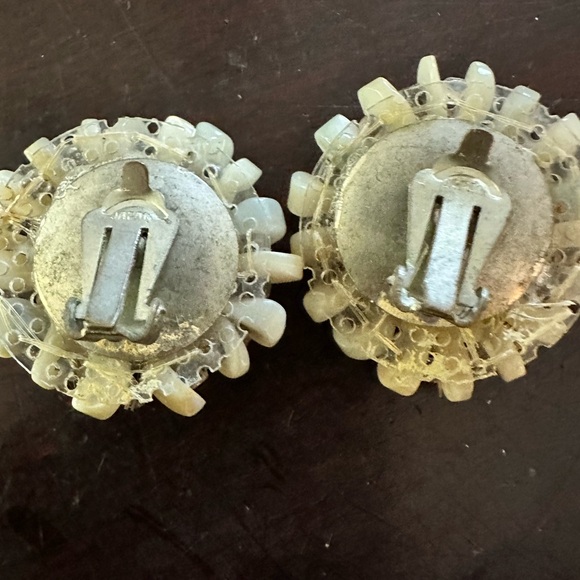 Vintage Shell Clip On Earrings - Picture 2 of 3